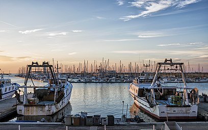 Deux chalutiers amarrés au quai de la Consigne en face d'une marina dans le port de Sète - Hérault, France. Juillet 2018.