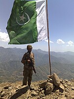 Un soldat pakistanais sur le Baine Baba Ziarat, le point culminant de la vallée.