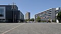 Het theater (links) te midden van het moderne centrum van Heerlen