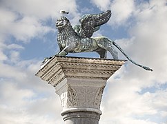 Estatua (le�n de Venecia) que corona la Columna de San Marcos, Plaza de San Marcos de Venecia.