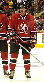 Photographie de Luc Bourdon en tenue de l'équipe du Canada.