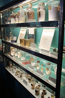 Une vitrine de musée.