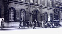 Photographie montrant un groupe d'étudiants devant un bâtiment.