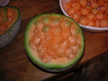 Boules de melon au muscat de Beaumes-de-Venise.