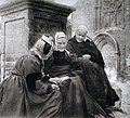 Penmarch : trois vieilles bigoudènes au calvaire (photographie de Constant Puyo, 1905).