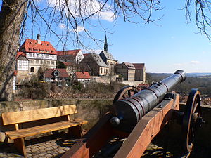 Fügeler-Kanone (1525) en Gymnasium Marianum (rechts)