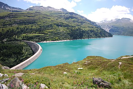 Staumauer und Stausee