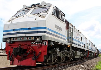 CC 204 11 01 bersama CC 204 11 12 dan CC204 07 02 dengan KA Babaranjang sedang berhenti di Stasiun Tanjung Karang.