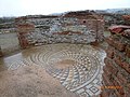 Rovine del palazzo con mosaico del pavimento