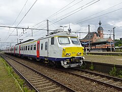 Une AM75 rénovée en gare de Schaerbeek. La ligne jaune sous le toit, au-dessus des portes, indique que la voiture de tête est de première classe. Nous sommes donc du côté ADx.