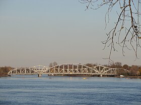 Le pont Lachapelle vu de l'île Paton.