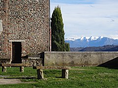 Photographie en couleurs de remparts avec des montagnes enneigées en fond.