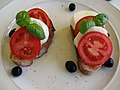 Bruschetta caprese (variante).