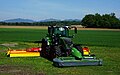 Ensemble de trois faucheuses-conditionneuses à disques entraîné par le même tracteur. Le conditionneur écrase l'herbe pour diminuer le temps de fanage. Autriche, 2018.