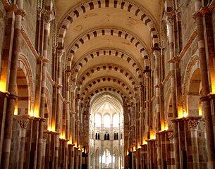 Nef de la basilique Sainte-Marie-Madeleine de Vézelay.