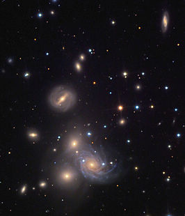 Het heldere spiraalstelsel midden onder is NGC 70, links daaronder liggen NGC 68, NGC 67, en NGC 67A, links boven NGC 70 ligt NGC 71, en links van het midden NGC 72> NGC 69 ligt links van NGC 71.[1]. Noord is rechtsonder.