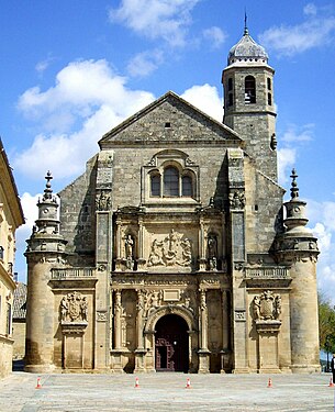 Fachada frontal de la Sacra Capilla de El Salvador.