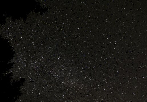 Die grüne Leuchtspur eines Perseiden-Meteors aus dem Jahr 2012