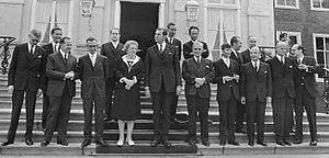 De bordessc�ne van de ministers van het kabinet-Biesheuvel I met links in het midden koningin Juliana bij Huis ten Bosch op 6 juli 1971