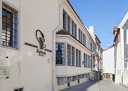 Ir-Raeapteek, mibni fl-1422, huwa wieħed mill-eqdem spiżeriji li għaddejjin kontinwament fl-Ewropa/The Raeapteek, built in 1422, is one of the oldest continuously running pharmacies in Europe/El Raeapteek, construido en 1422, es una de las farmacias en funcionamiento continuo más antiguas de Europa.