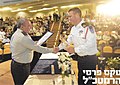 מפקד בה"ד חיל הים, אל"ם יובל אילון מקבל פרס הרמטכ"ל מרב-אלוף גדי איזנקוט, דצמבר 2016.