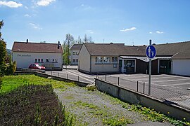 Groupe de petits bâtiments entourant une cour de récréation.