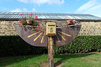 Boîte aux lettres d'Arthur Rimbaud, à l'entrée du cimetière, 124, avenue Boutet, Charleville-Mézières