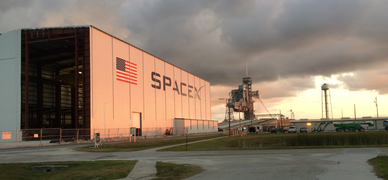 Construction d'un bâtiment d'assemblage pour les Falcon 9 et Falcon Heavy près du complexe de lancement LC-39A du centre spatial Kennedy (juin 2015) acquis par la société SpaceX.