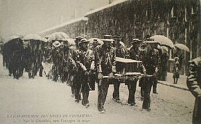 Vers le cimetière, sous l'ouragan de neige.