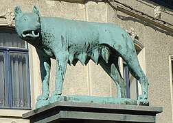 Statue de la louve à La Louvière.