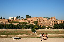 Le mont Palatin vu du Circus Maximus.