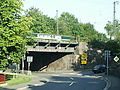 An der Eisenbahnbrücke der Nahetalbahn in Ottweiler biegt das Fahrzeug von der L 124 in die hier endende B 420, Blickrichtung: NW