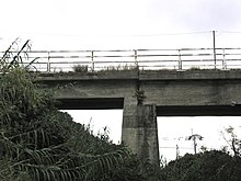 今でも現役の元鉄橋 軽便鉄道の単線が通っていた鉄橋という性質上、幅は狭く、歩行者と自転車の往来がやっとである。長年海風に晒されたことによって傷みが激しくなり、至る所で補修または架け替えられている。