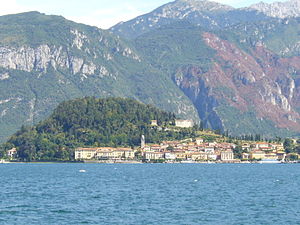 Il promontorio visto dalla riva occidentale del Lario.