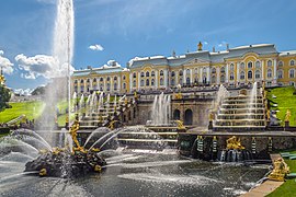 Le palais de Peterhof, excellent exemple de l'architecture baroque (Centre historique de Saint-P�tersbourg et ensembles monumentaux annexes).