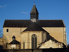 Photographie en couleurs d'une église.