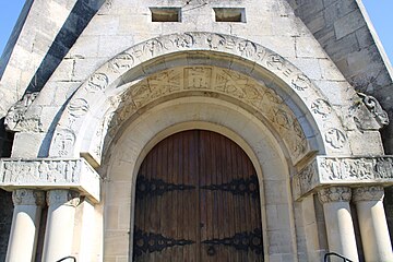 Les signes du zodiaque sur le fronton de l'église.