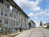 Tijdelijke studentenwoningen in de Houthaven. Op de achtergrond is het schip Rochdale One zichtbaar.