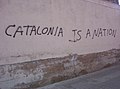 「カタルーニャは国家だ」。こうした落書きはさほど珍しいものではない。