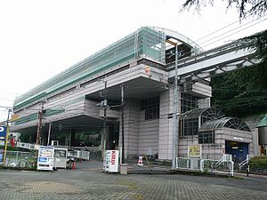 多摩單軌電車車站全景（2006年9月1日）