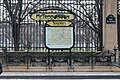 Geländer und nachträglich angebrachte Infotafel im Guimard-Stil an der Station Tuileries