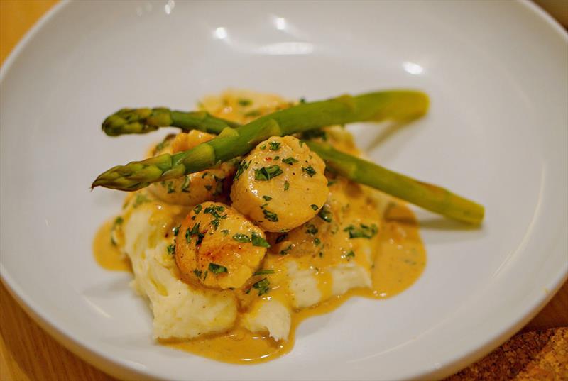 Scallops and Asparagus - photo � Sail LUNA